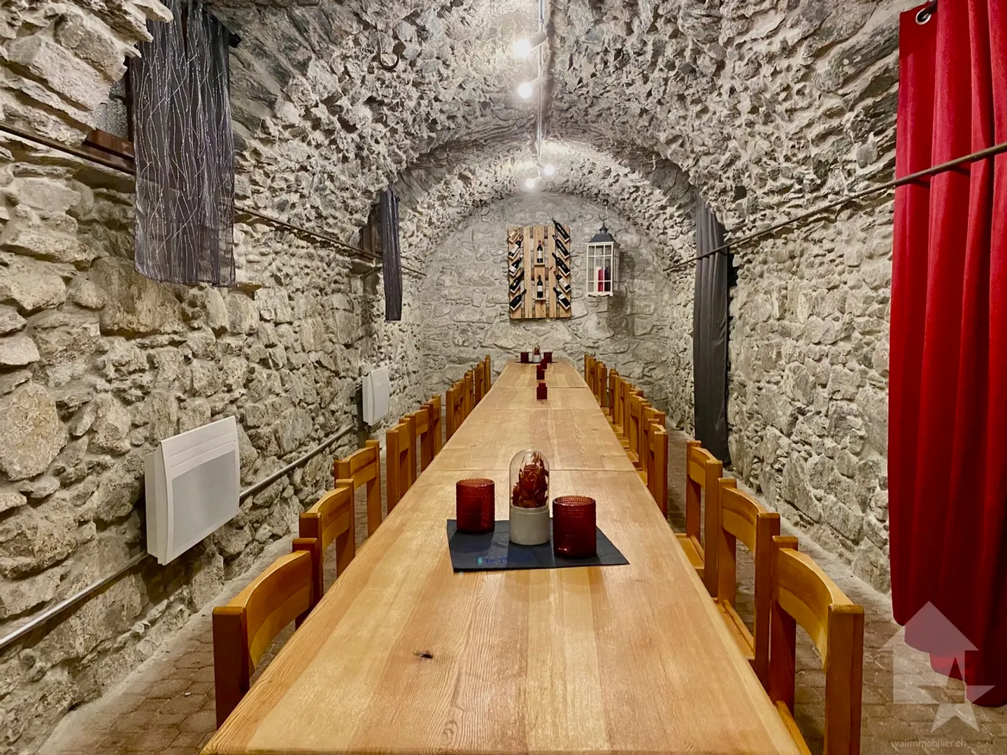 Gebäude mit 5 Wohnungen und einem Restaurant im Zentrum des Dorfes! - Foto 1 von 16