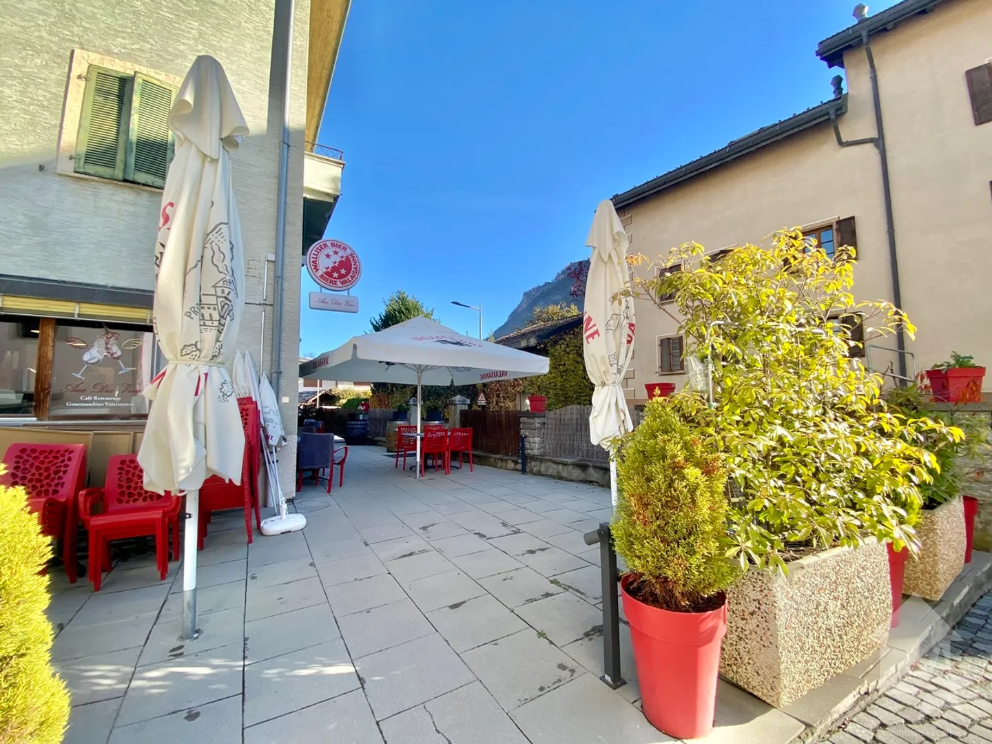 Gebäude mit 5 Wohnungen und einem Restaurant im Zentrum des Dorfes! - Foto 2 von 16