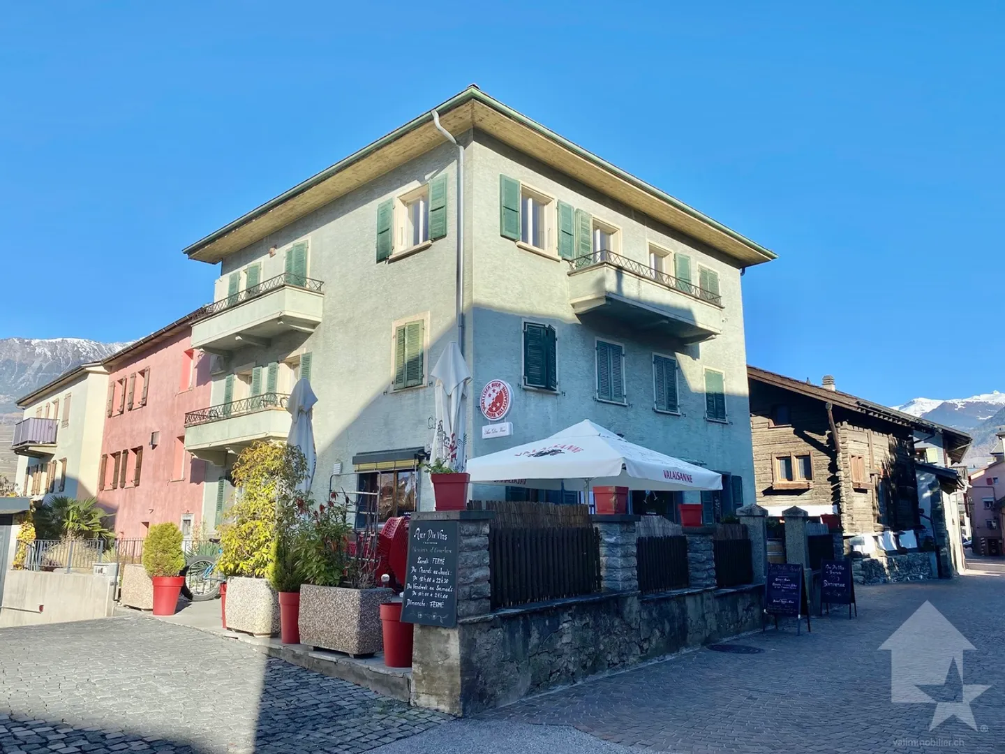 Gebäude mit 5 Wohnungen und einem Restaurant im Zentrum des Dorfes! - Foto 3 von 16