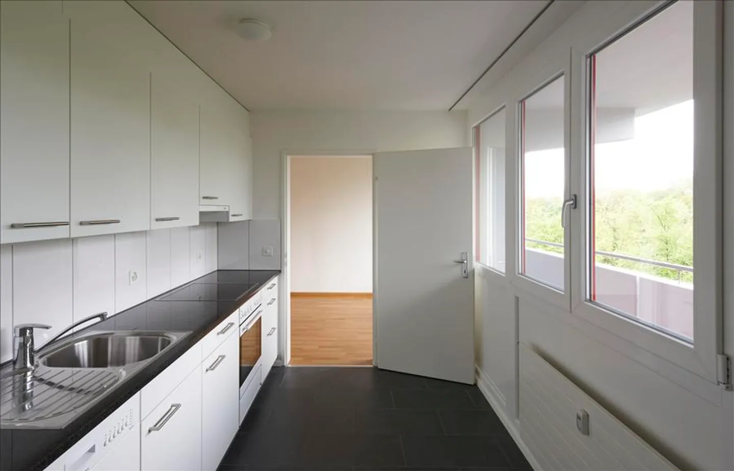 Geräumige Wohnung mit Service - Foto 2 von 6