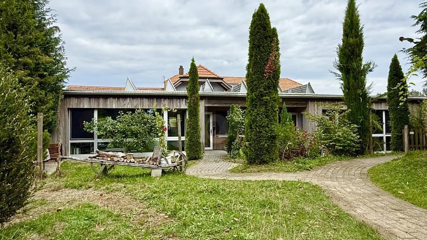 WOHNEN WIE IM EIGENEN HAUS - MIT VIEL LICHT & GARTEN - Photo 1 sur 6