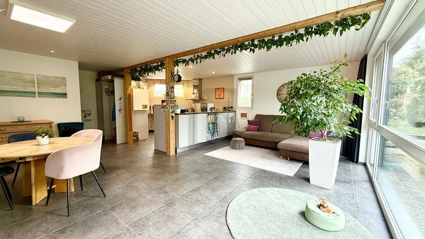 WOHNEN WIE IM EIGENEN HAUS - MIT VIEL LICHT & GARTEN - Photo 2 sur 6