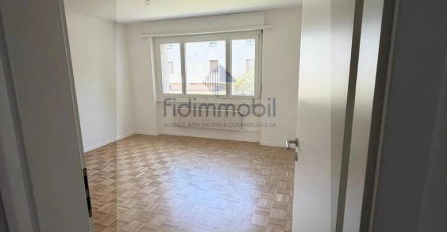Fully renovated 3-room apartment - Photo 2 of 4
