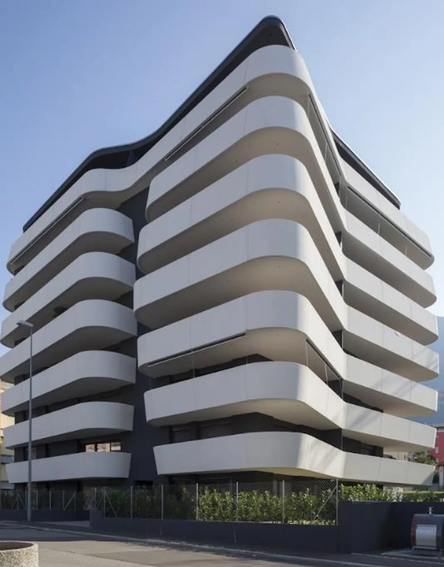Appartamento moderno con terrazza - Foto 1 di 16