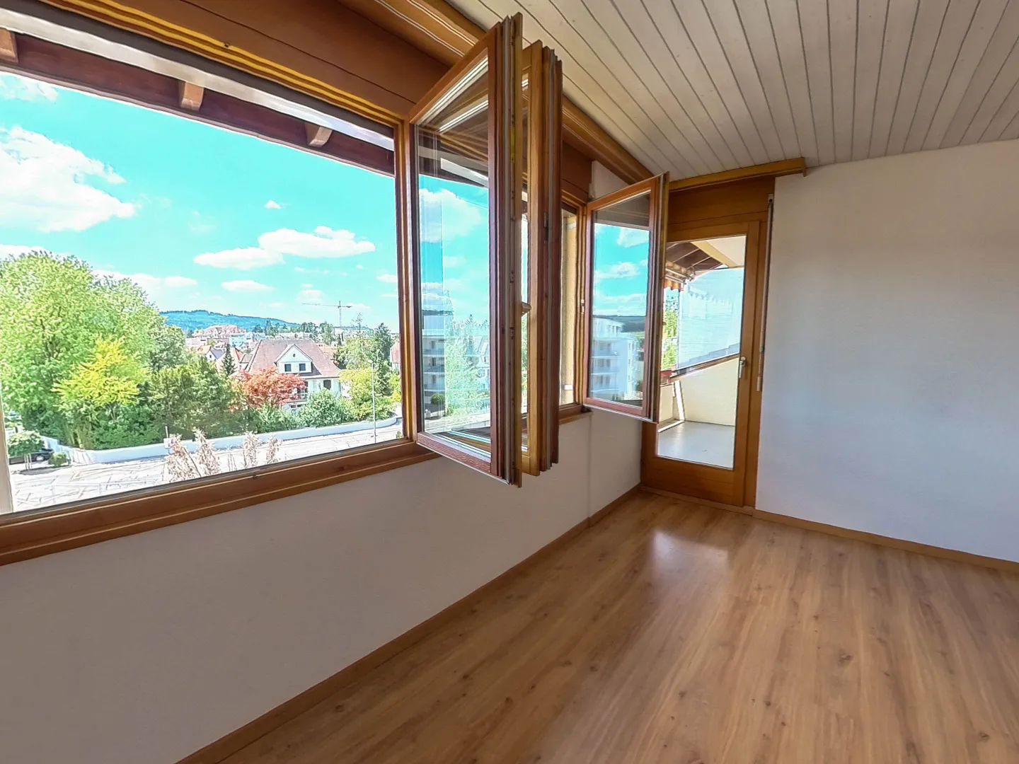 Comfortable Apartment with Balcony - Photo 3 of 12