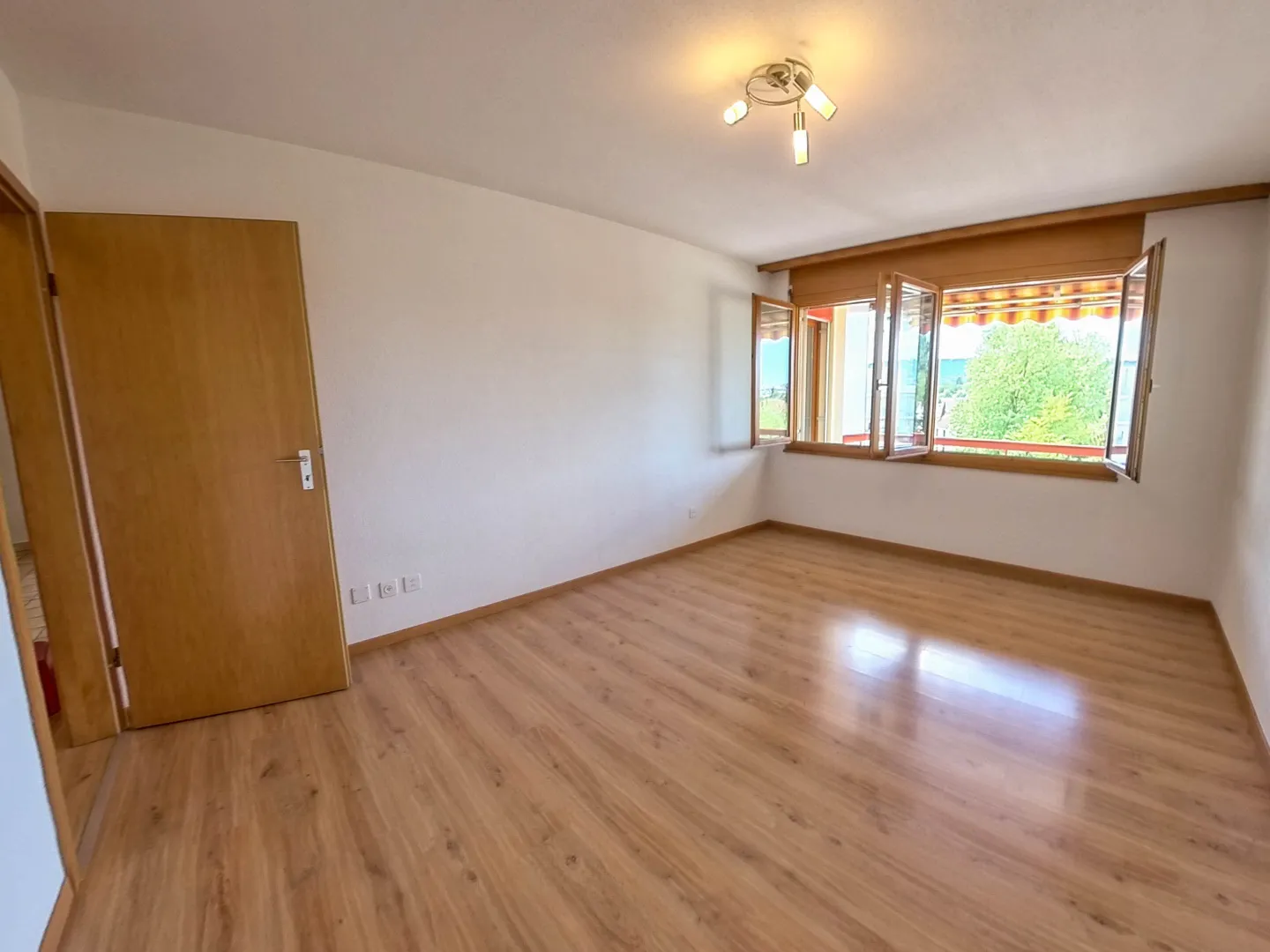 Comfortable Apartment with Balcony - Photo 8 of 12