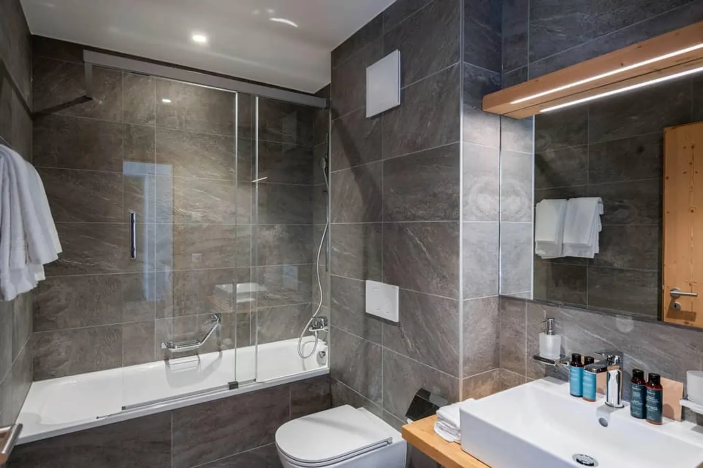 Ski-in/out apartment in hotel residence - Photo 5 of 13