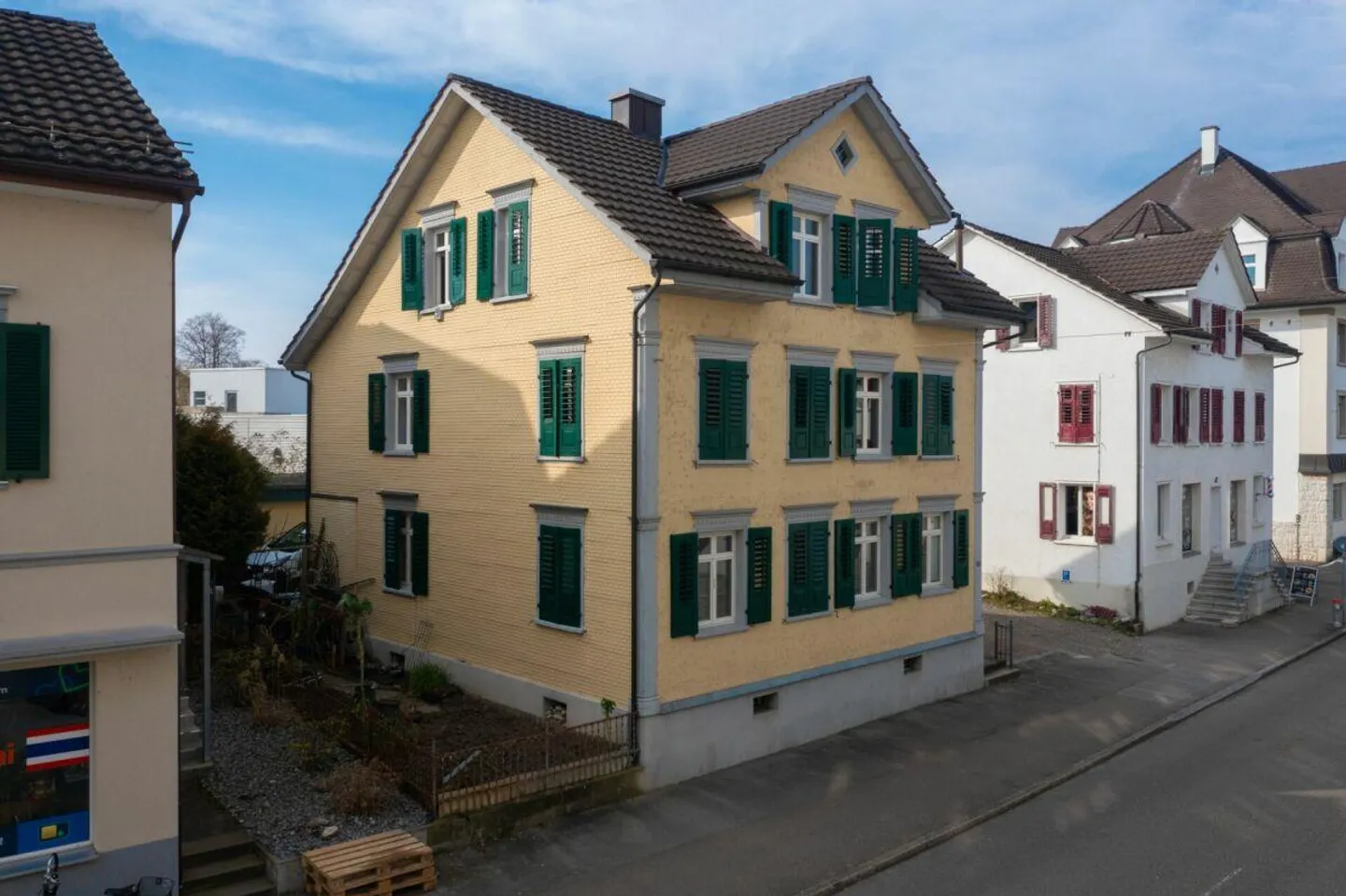 Casa plurifamiliare in zona centrale con possibilità di progetto di nuova costruzione - Foto 1 di 17