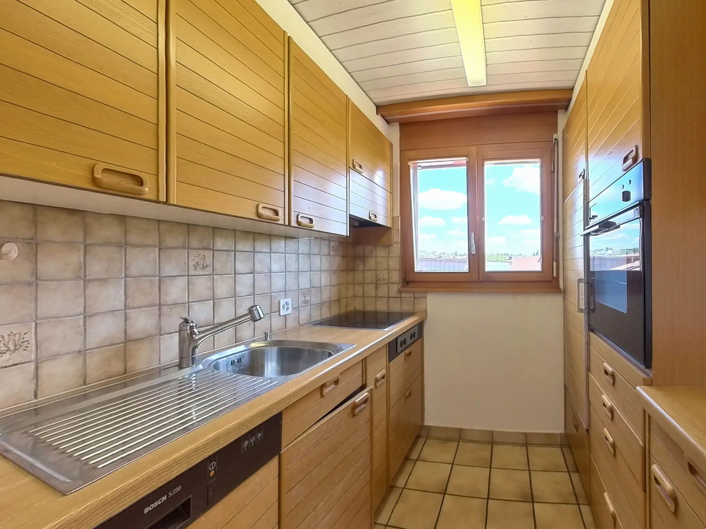 Comfortable Apartment with Balcony - Photo 5 of 12