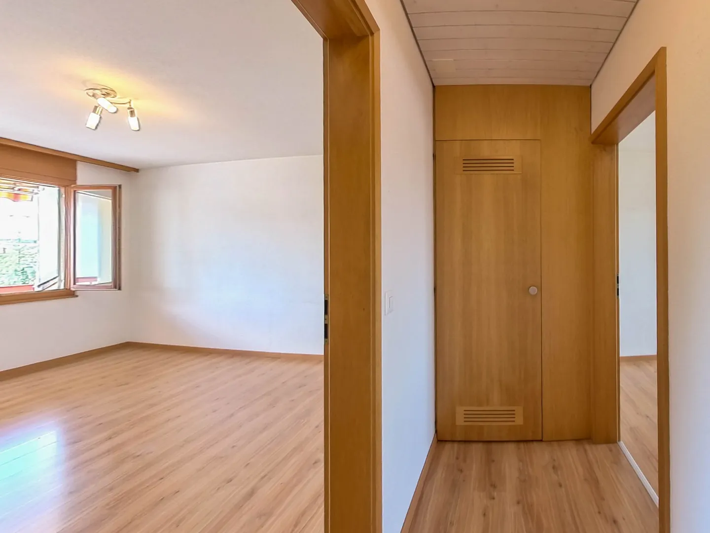 Comfortable Apartment with Balcony - Photo 7 of 12