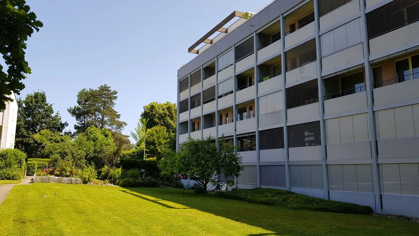 Appartamento luminoso con vista sul verde e grande balcone - Foto 1 di 8