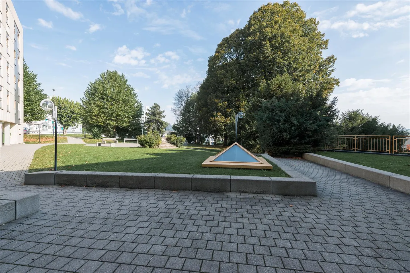 Spacious and bright - Photo 2 of 13