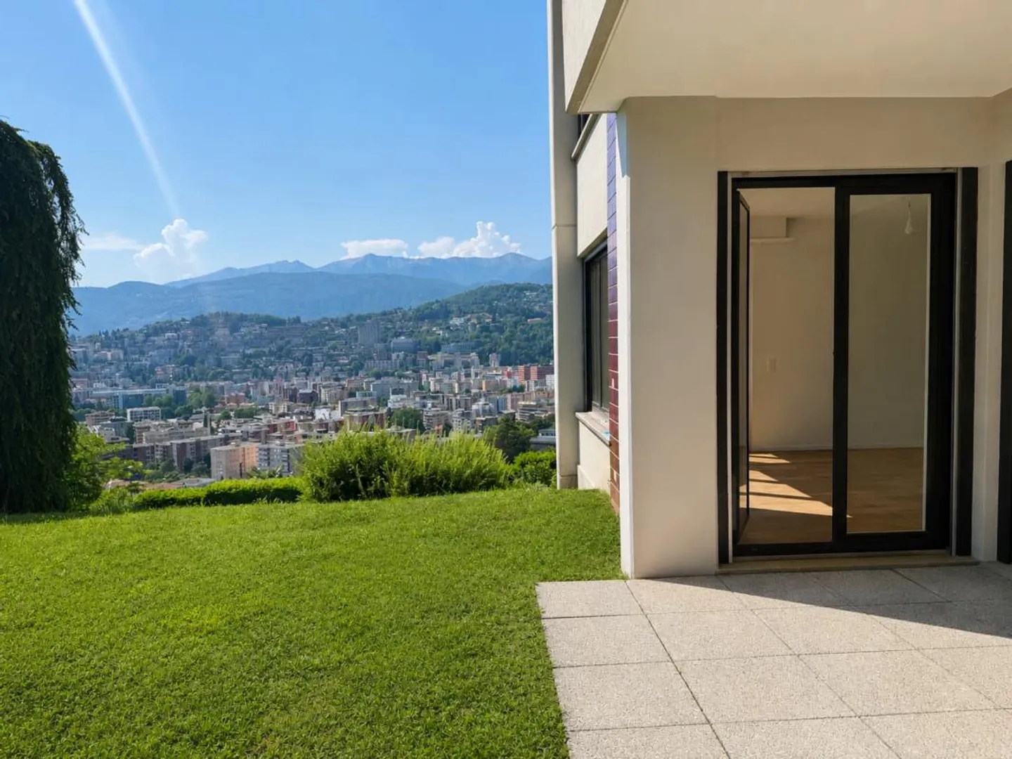 3.5 renovated rooms with beautiful view - Photo 1 of 6