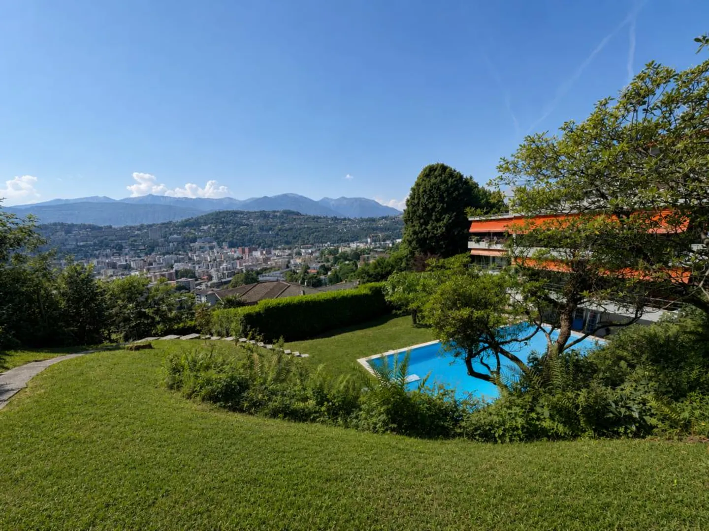 3.5 renovated rooms with beautiful view - Photo 3 of 6