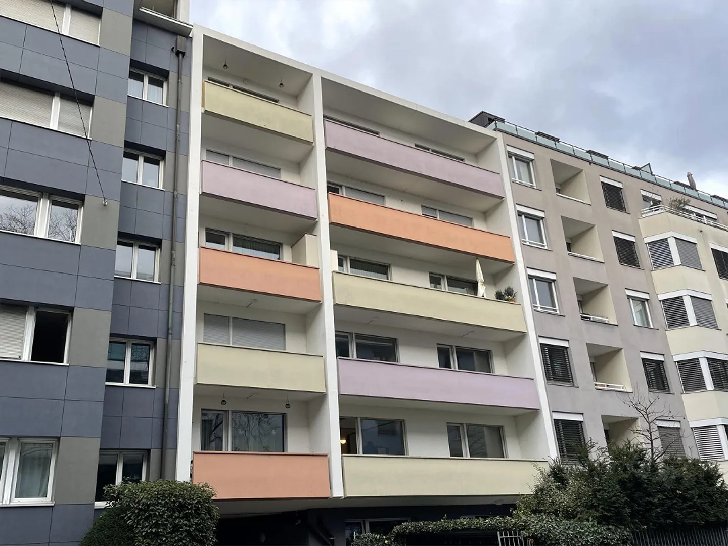 Furnished 2.5-room apartment on the 5th floor with balcony in the popular "Gundeli" - Photo 1 of 12