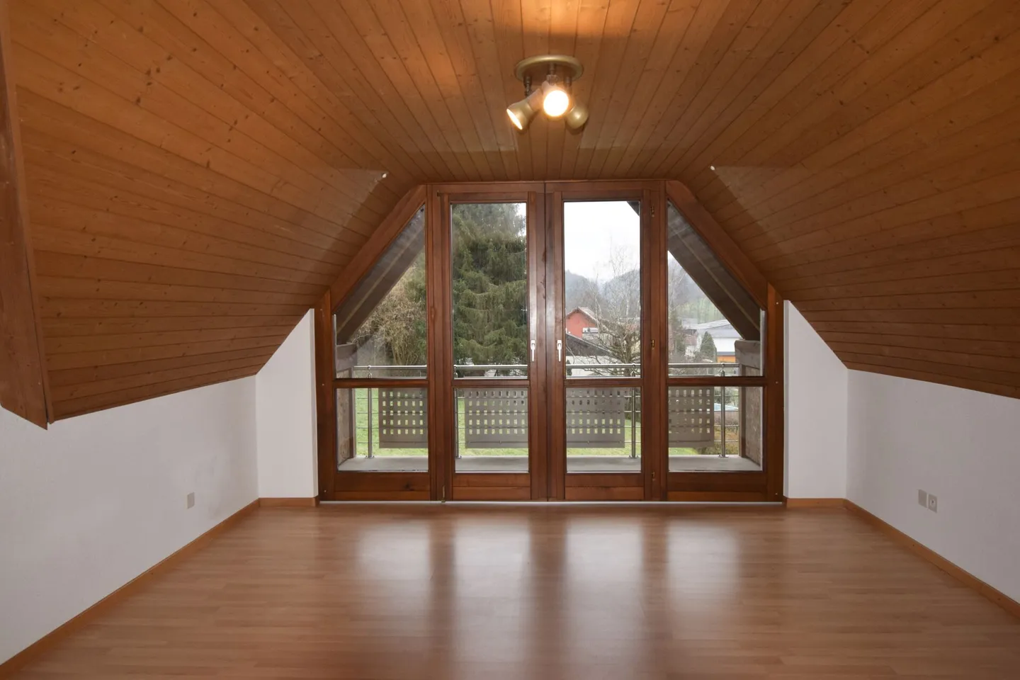 Appartement en attique idyllique avec deux balcons ! - Photo 5 sur 8