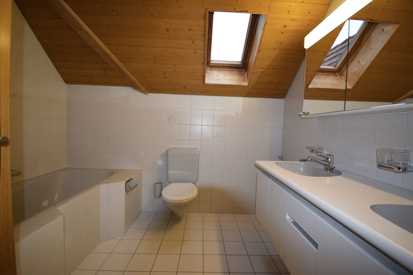 Appartement en attique idyllique avec deux balcons ! - Photo 6 sur 8