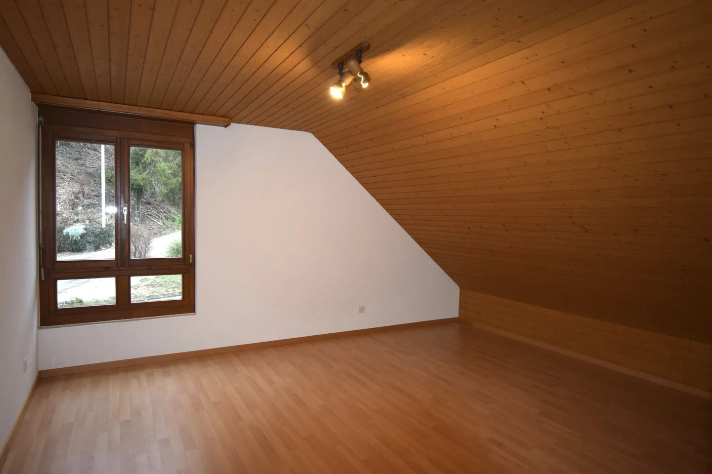 Appartement en attique idyllique avec deux balcons ! - Photo 7 sur 8
