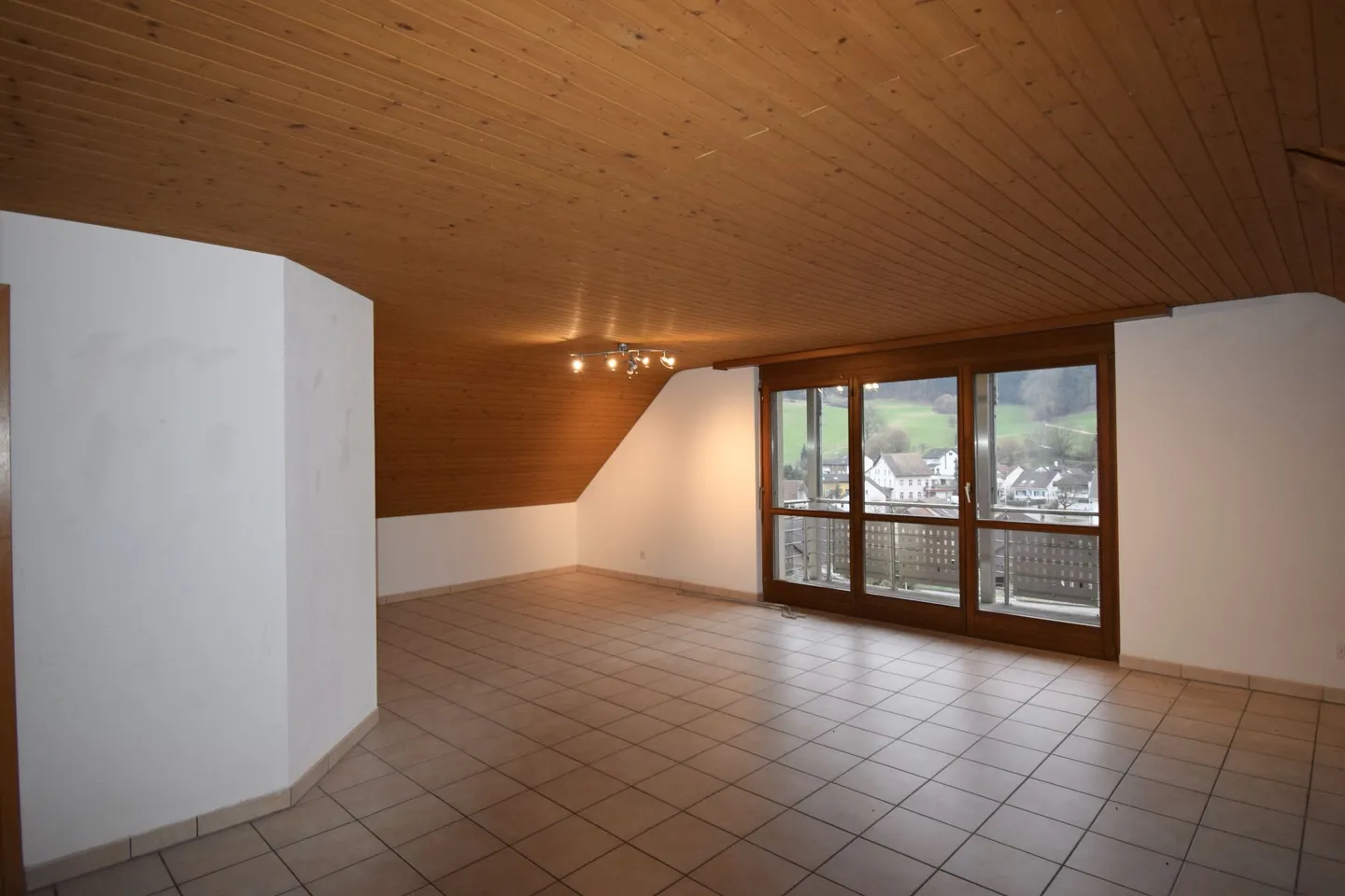 Appartement en attique idyllique avec deux balcons ! - Photo 1 sur 8