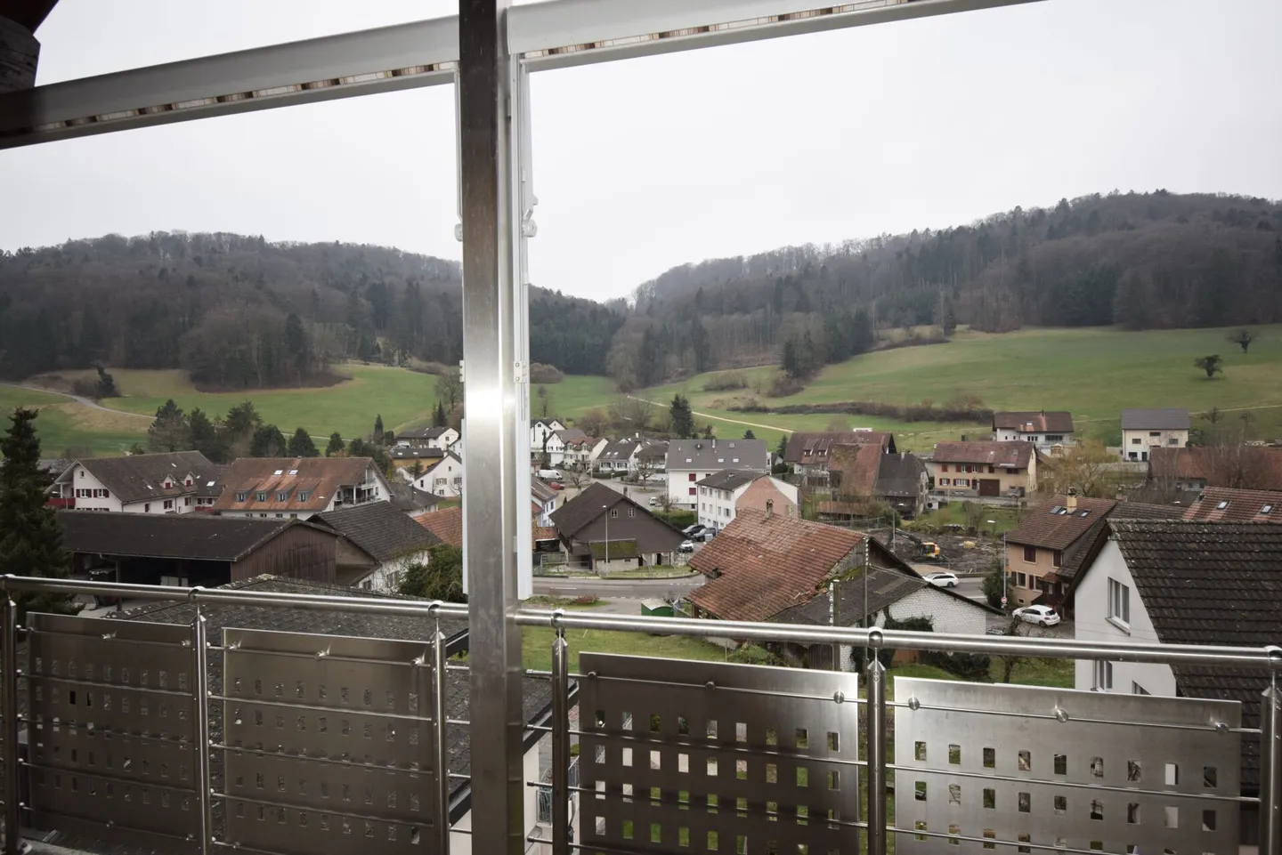 Appartement en attique idyllique avec deux balcons ! - Photo 2 sur 8