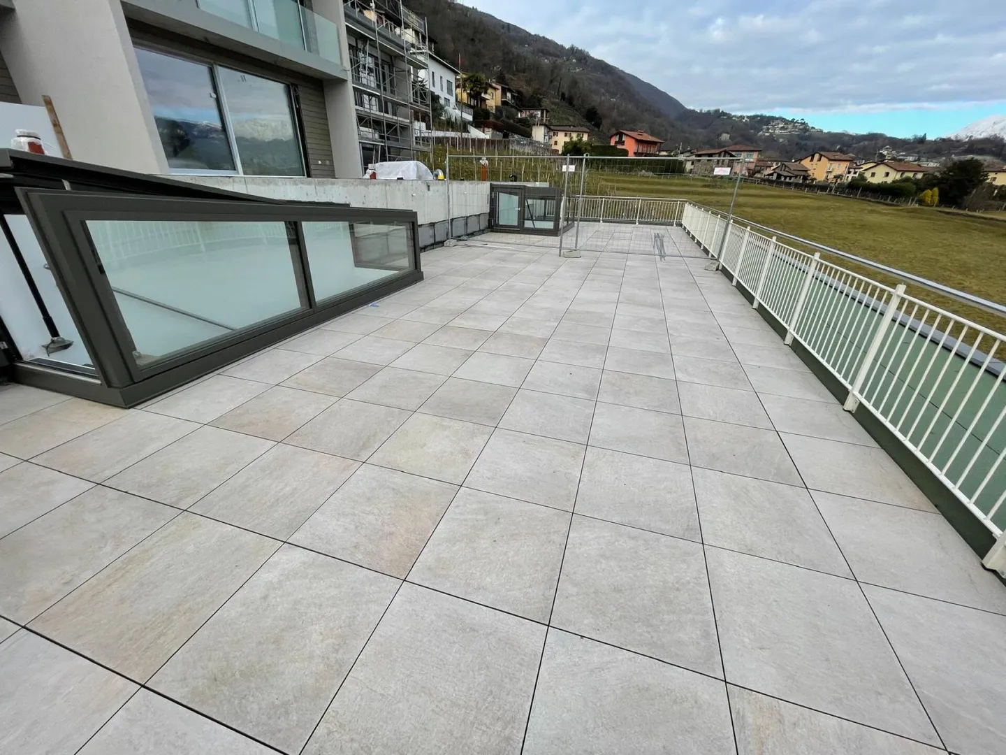 AGNO · PROPRIÉTÉ D'INVESTISSEMENT DE 2,5 PIÈCES AVEC TOIT TERRASSE PANORAMIQUE - Photo 13 sur 19