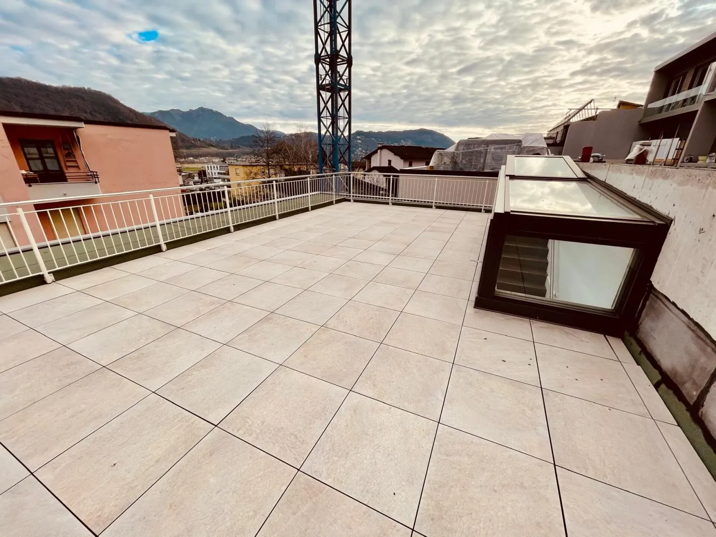 AGNO · PROPRIÉTÉ D'INVESTISSEMENT DE 2,5 PIÈCES AVEC TOIT TERRASSE PANORAMIQUE - Photo 14 sur 19