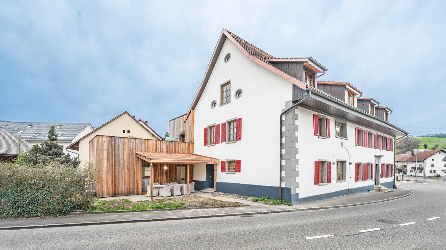 Edificio residenziale completamente ristrutturato | 8 appartamenti | 4% di rendimento | Cantone di Argovia - Foto 3 di 17