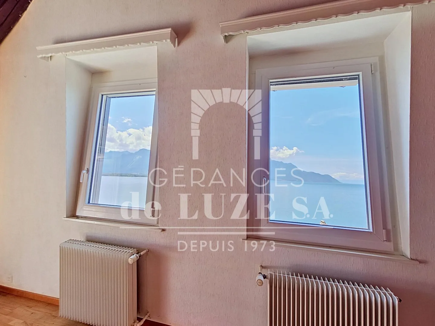 Balcony by the Lake: 2 Rooms with a View of Chillon Castle - Photo 14 of 23