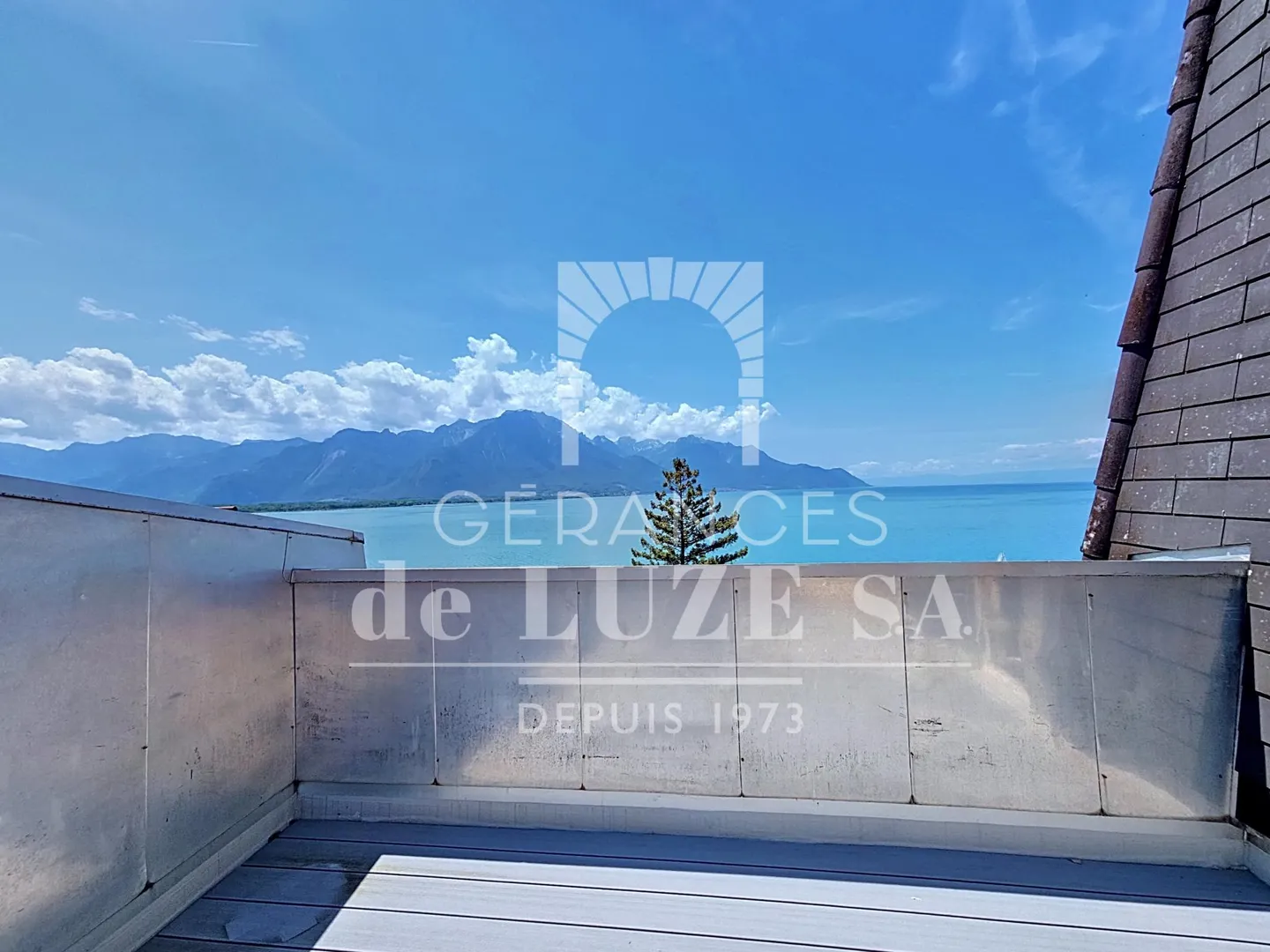 Balcony by the Lake: 2 Rooms with a View of Chillon Castle - Photo 17 of 23
