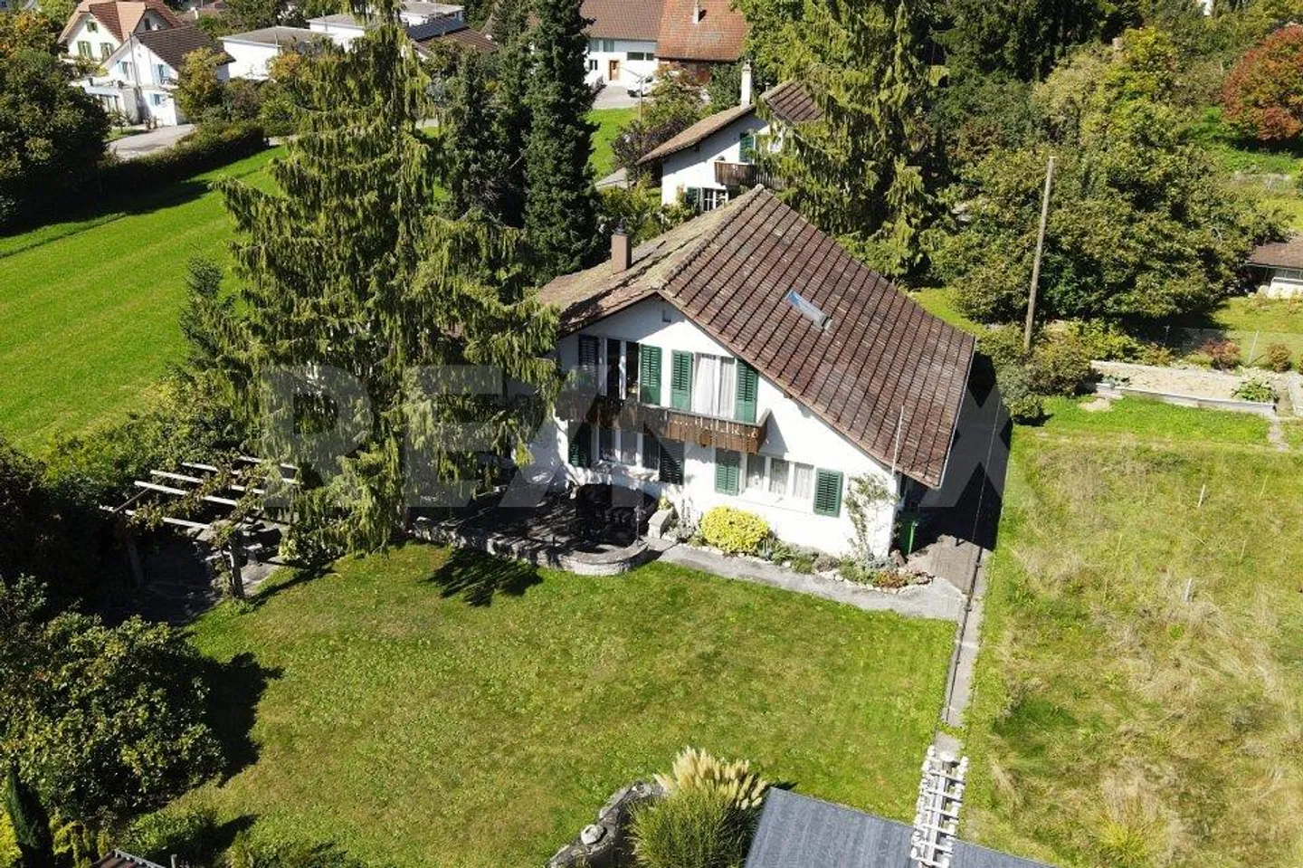 Casa unifamiliare con grande giardino - Foto 10 di 13