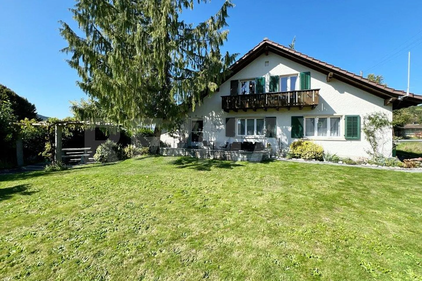 Casa unifamiliare con grande giardino - Foto 1 di 13