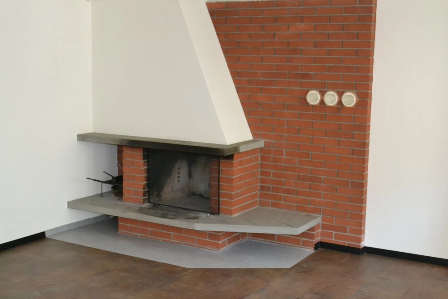 Spacious 5.5-room penthouse with fireplace and balcony in Schüpfheim - Photo 3 of 11