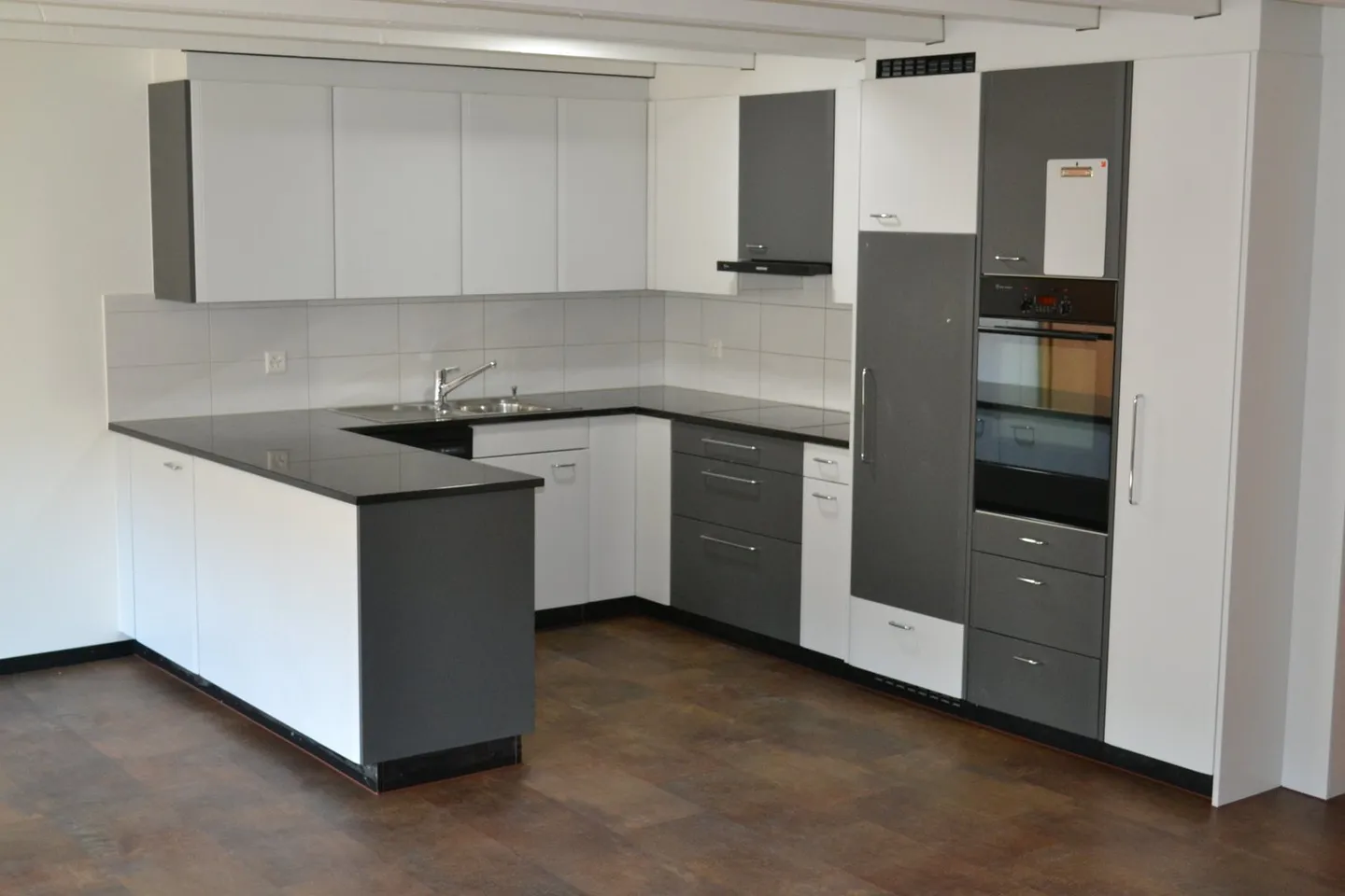 Spacious 5.5-room penthouse with fireplace and balcony in Schüpfheim - Photo 1 of 11