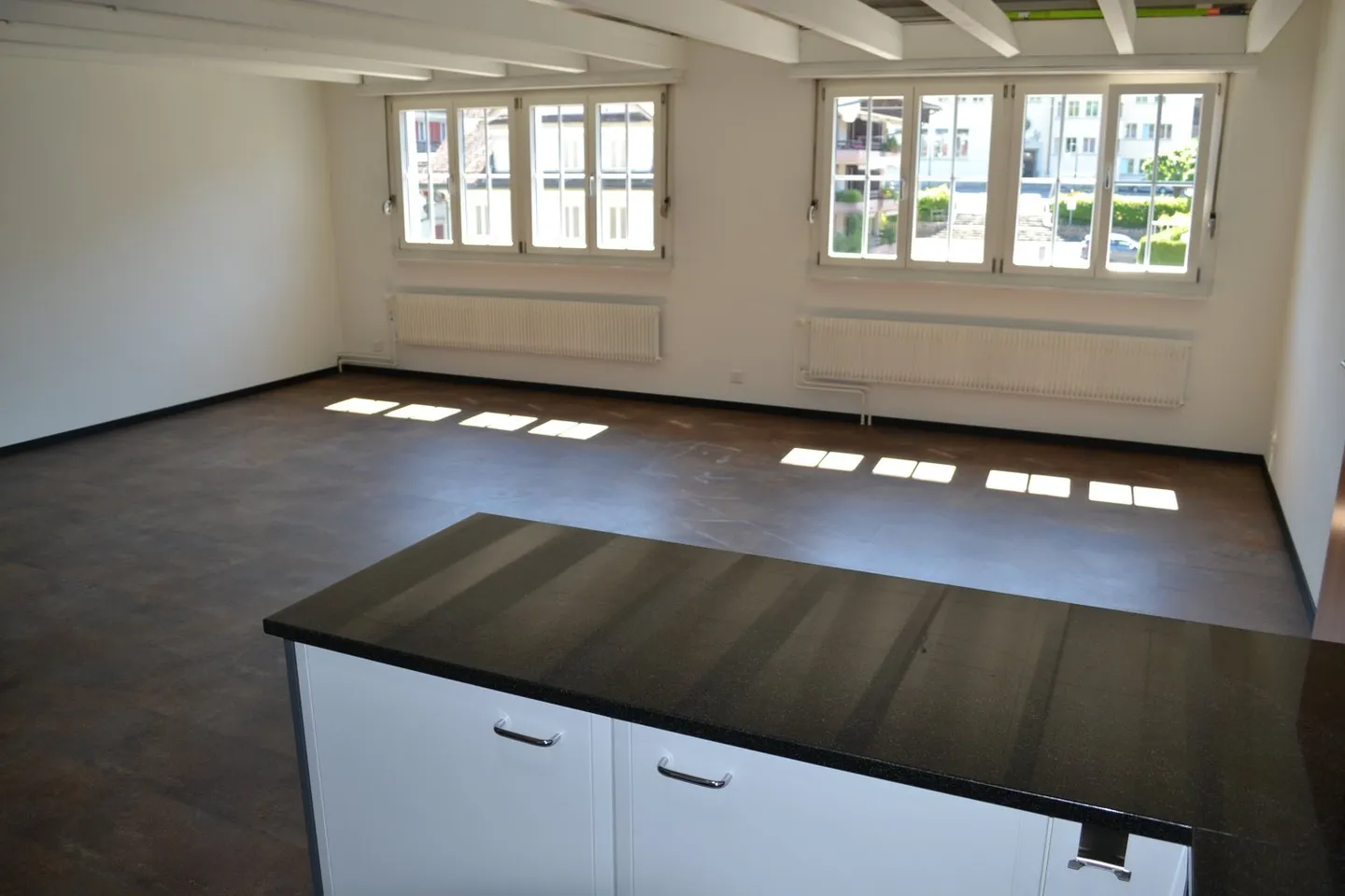 Spacious 5.5-room penthouse with fireplace and balcony in Schüpfheim - Photo 2 of 11