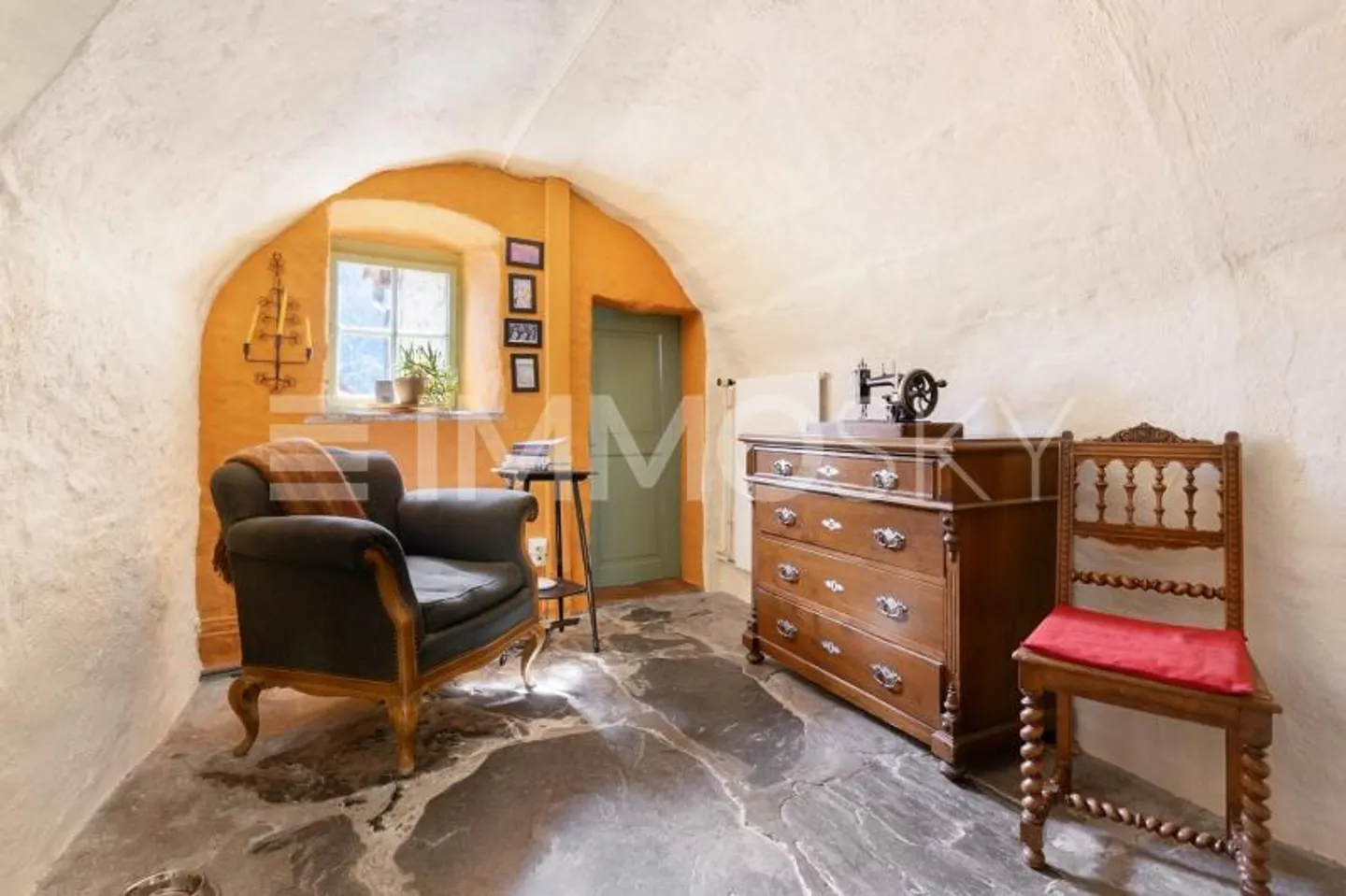 Object of desire with historical character and development potential - Photo 3 of 5