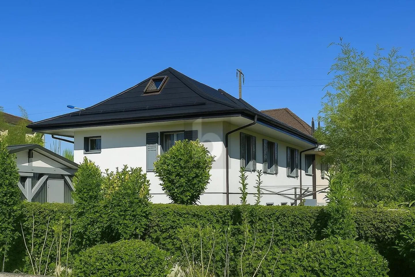 VILLA SUD CON 3 APPARTAMENTI E GIARDINO LATO LAGO - Foto 1 di 6