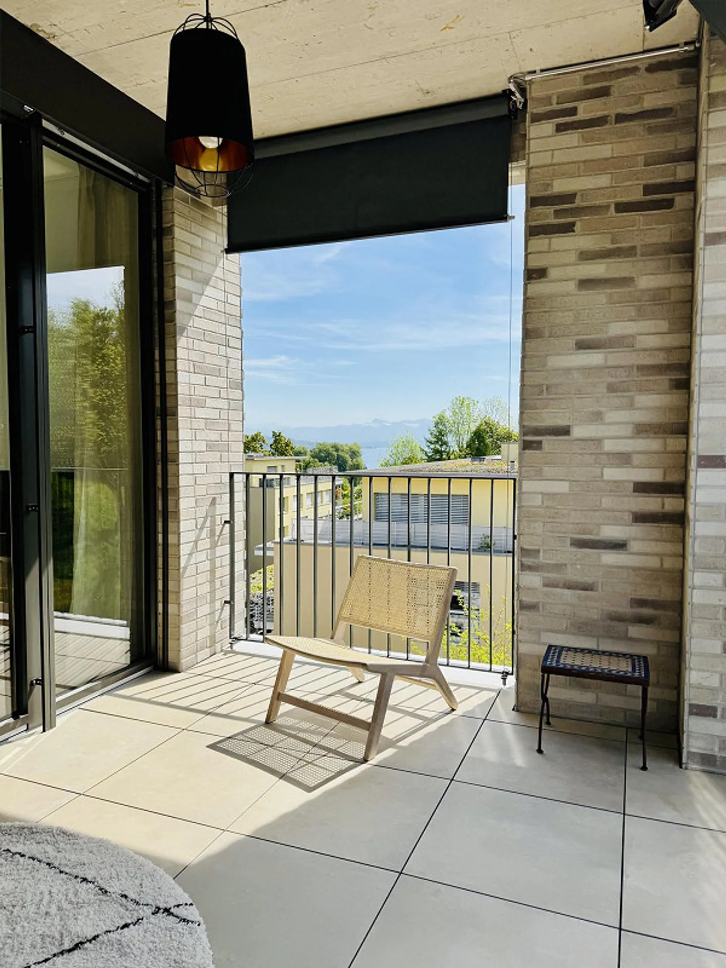 Modern Apartment with Lake Views - Photo 14 of 30