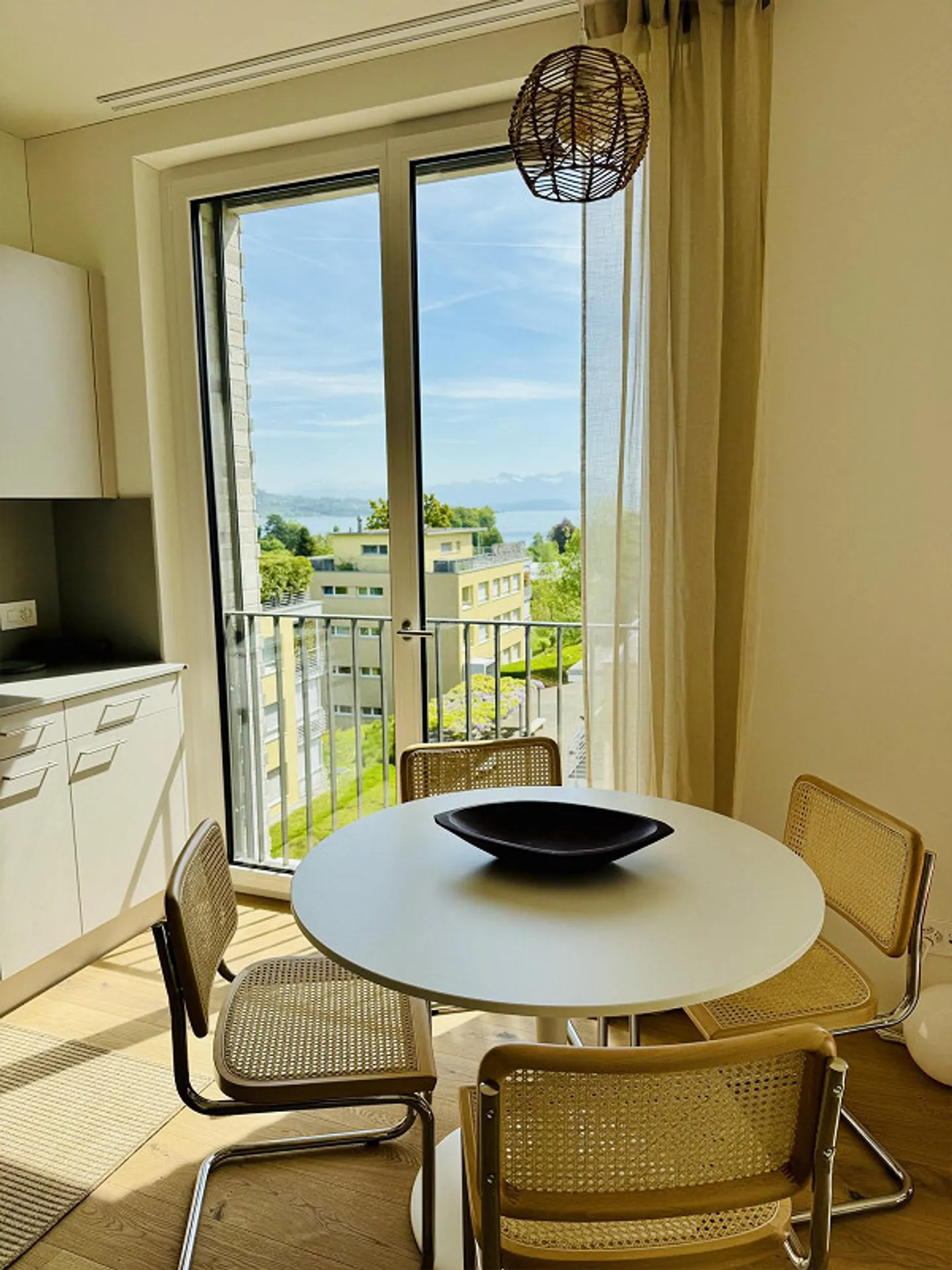 Modern Apartment with Lake Views - Photo 17 of 30