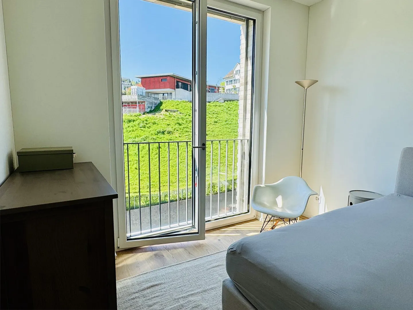 Modern Apartment with Lake Views - Photo 19 of 30