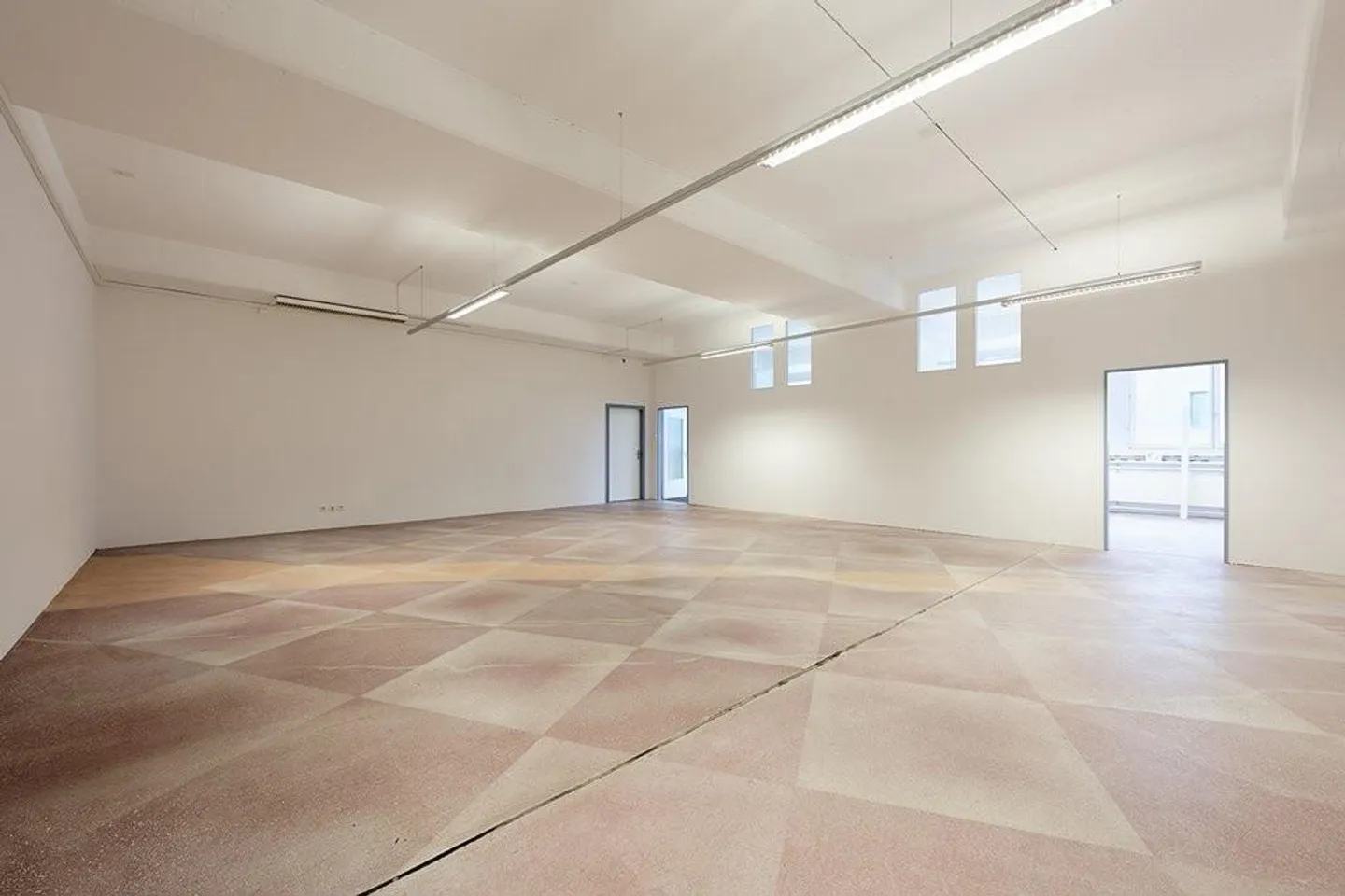 Versatile and modern commercial space with good transport links - Photo 3 of 8