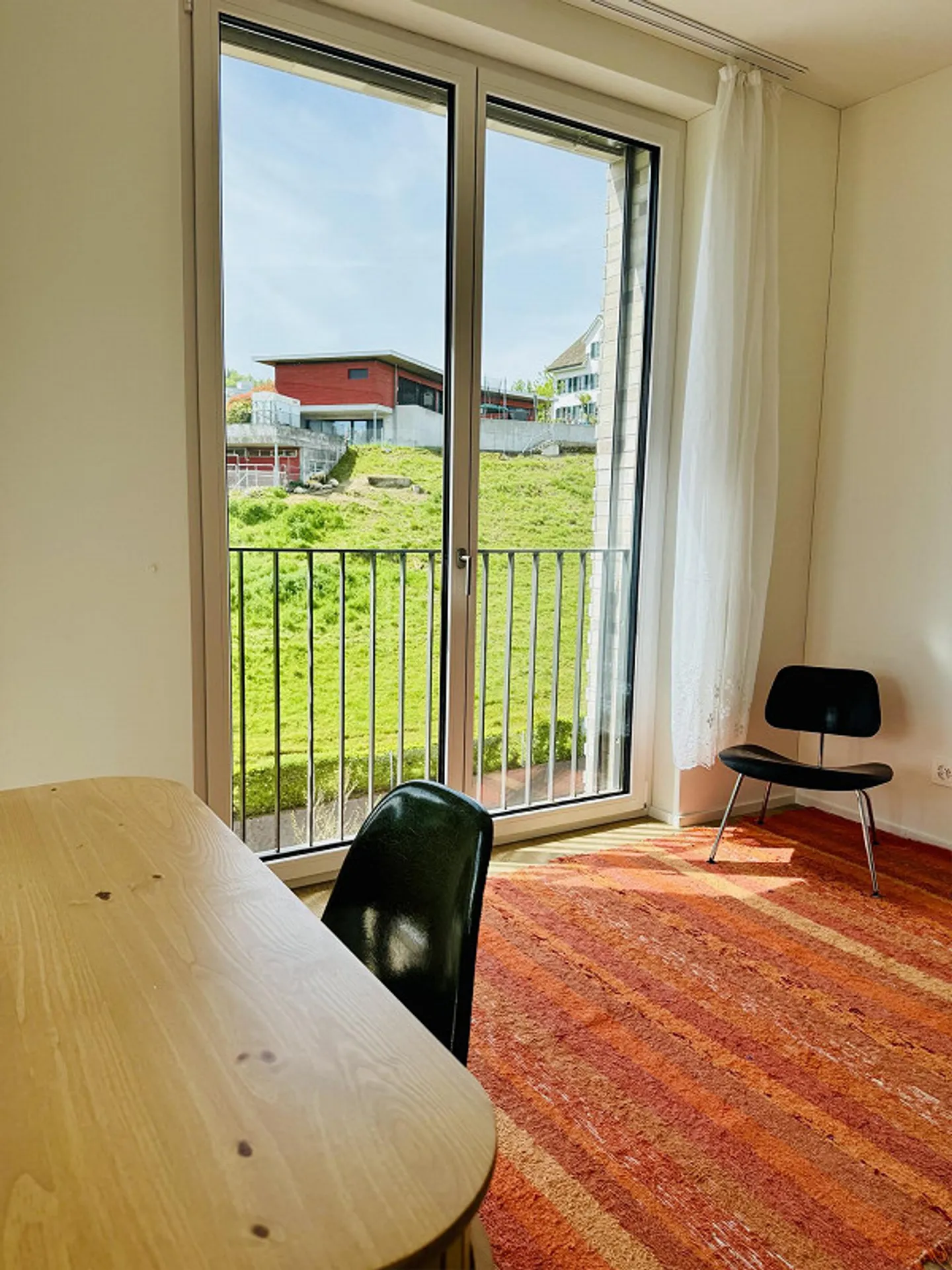 Modern Apartment with Lake Views - Photo 22 of 30