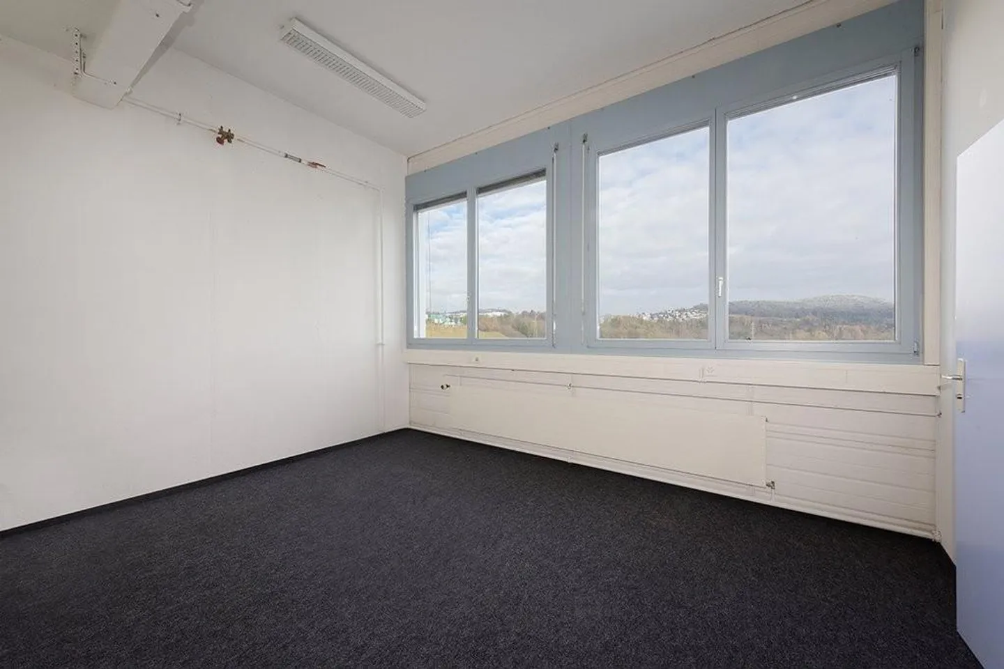 Versatile and modern commercial space with good transport links - Photo 5 of 8