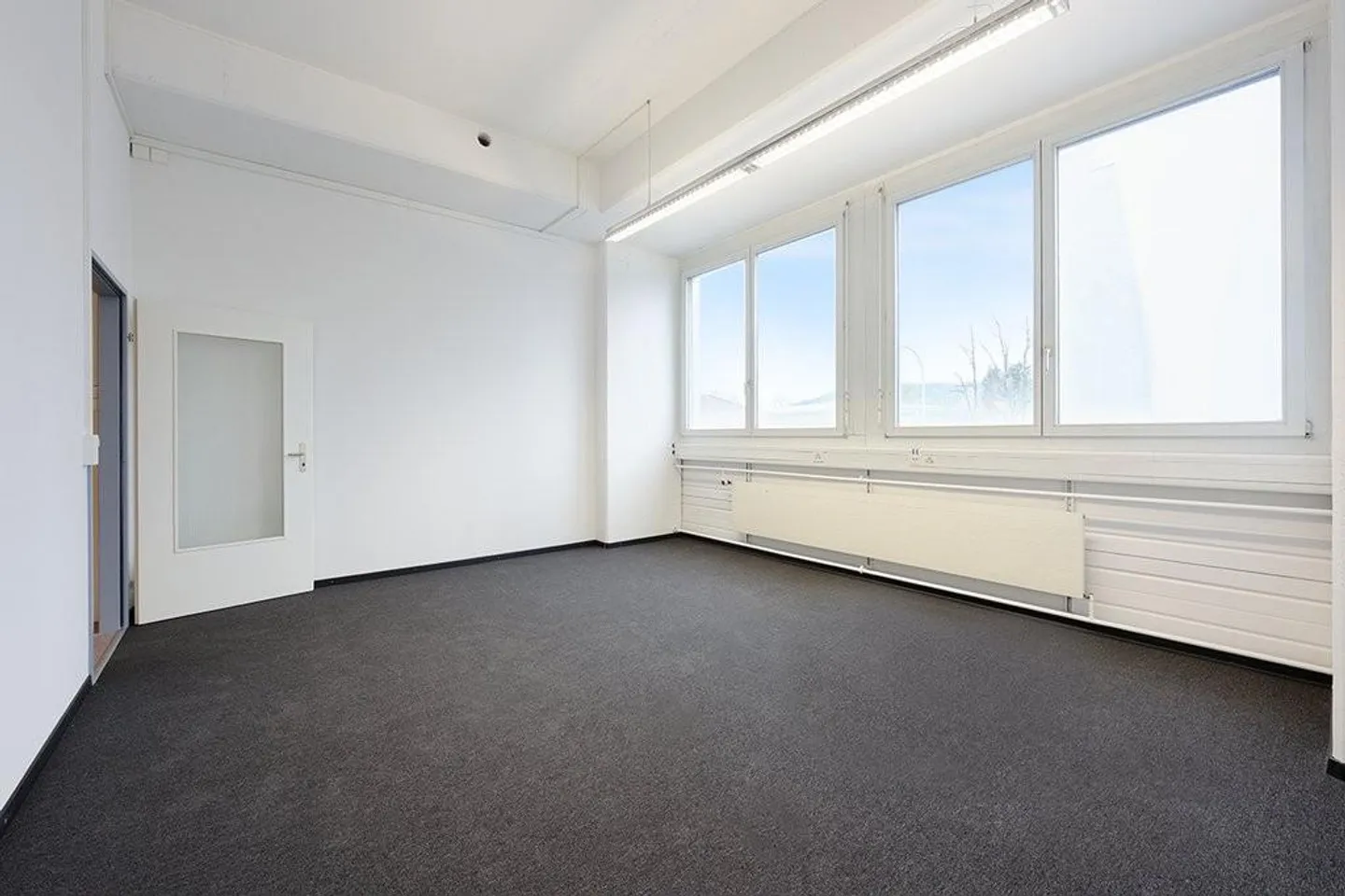 Versatile and modern commercial space with good transport links - Photo 6 of 8
