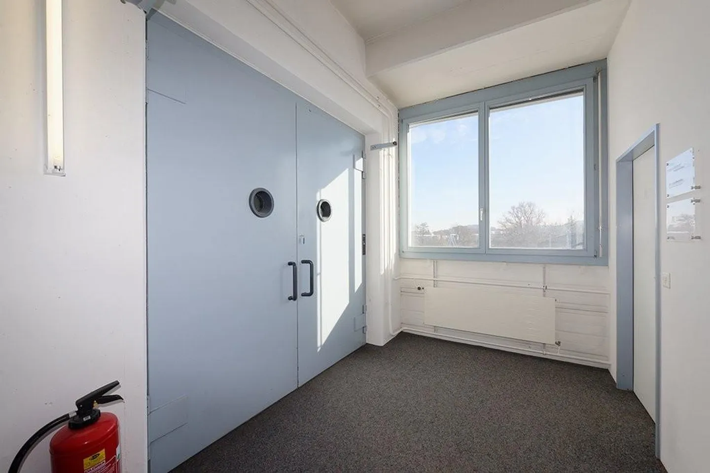 Versatile and modern commercial space with good transport links - Photo 7 of 8