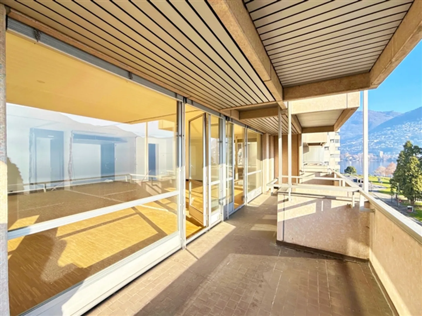 A privileged view of the lakeshore of Lugano - Photo 11 of 12