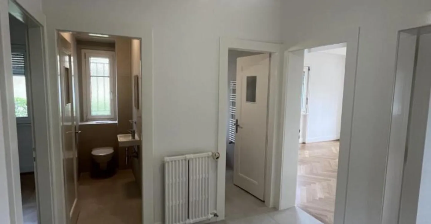 Charming Renovated Apartment - Photo 2 of 7
