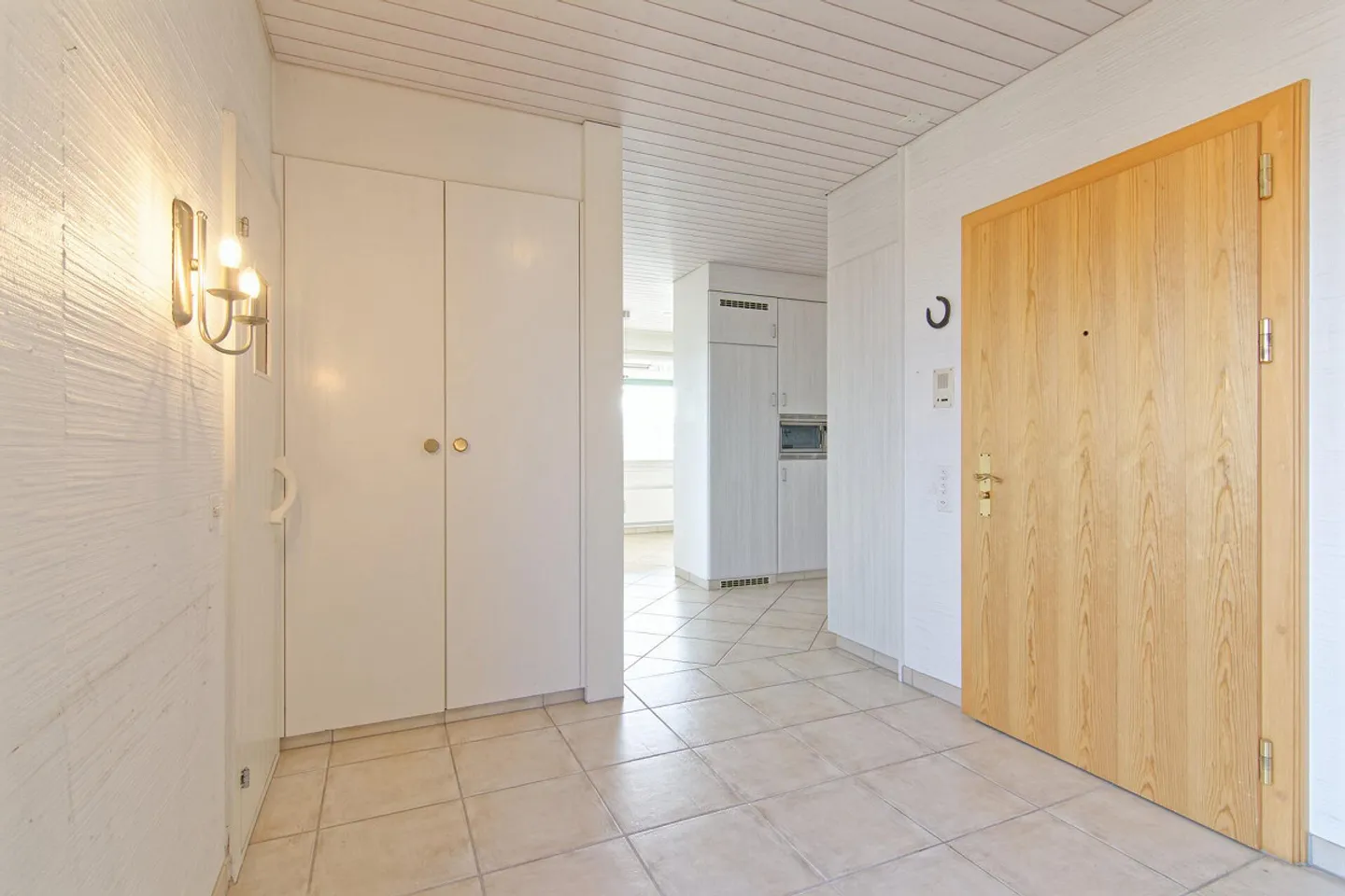 5.5-Room Penthouse Apartment with Lake View - Photo 11 of 30