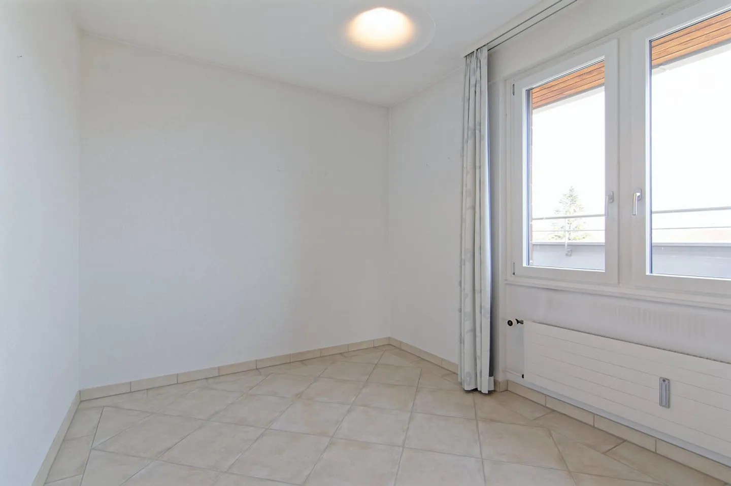 5.5-Room Penthouse Apartment with Lake View - Photo 12 of 30