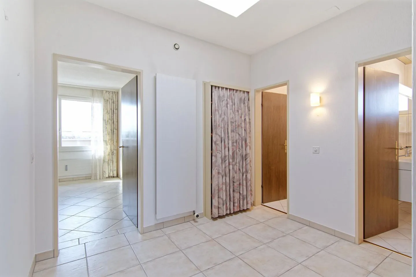 5.5-Room Penthouse Apartment with Lake View - Photo 3 of 30