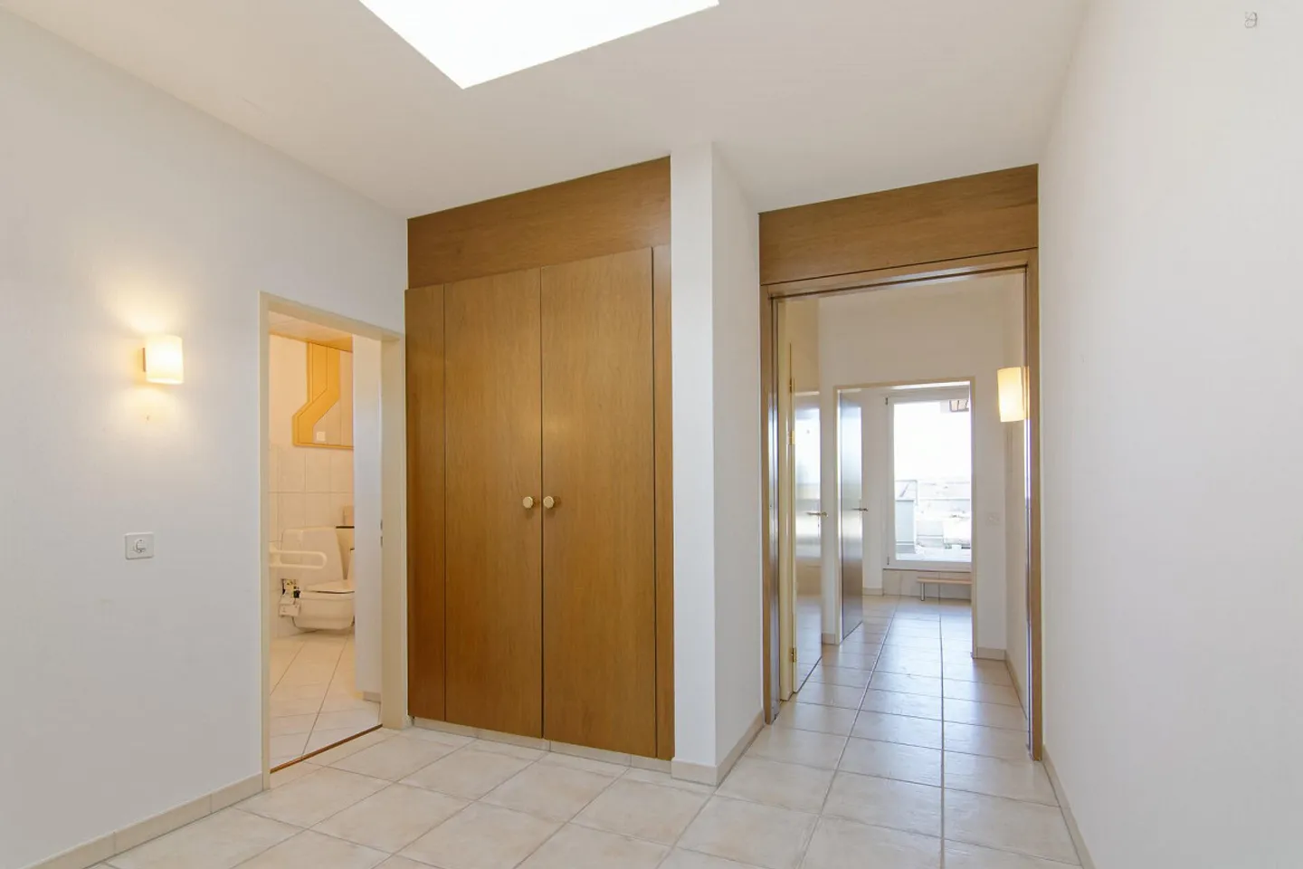 5.5-Room Penthouse Apartment with Lake View - Photo 4 of 30